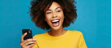 azul de camisa mulher com afro cabelo leva selfies e vídeo chamadas para freelance trabalhos em social meios de comunicação usando uma telefone foto