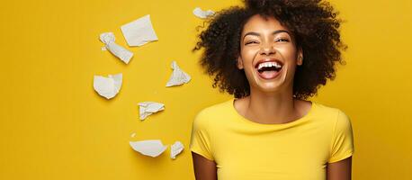 africano americano mulher com encaracolado cabelo risos pontos para lado com rasgado papel vestindo Preto camisa isolado em amarelo fundo foto