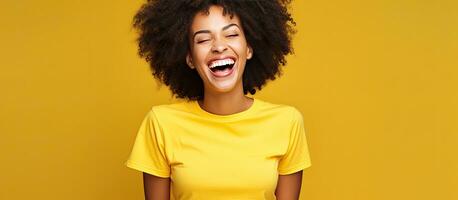africano americano mulher com encaracolado cabelo risos pontos para lado com rasgado papel vestindo Preto camisa isolado em amarelo fundo foto