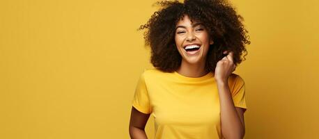 africano americano mulher com encaracolado cabelo risos pontos para lado com rasgado papel vestindo Preto camisa isolado em amarelo fundo foto