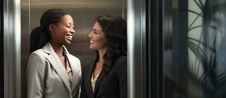 multirracial mulheres de negócios discutindo dentro elevador a comemorar conveniência foto