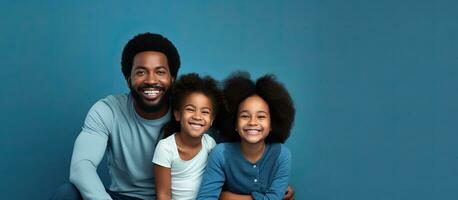 feliz amoroso família africano americano homem mulher e filha sentado em azul estúdio parede sorridente e abraçando para Câmera foto