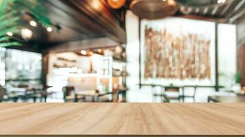 de madeira mesa topo com cafeteria borrado fundo. foto