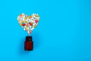 sortido farmacêutico remédio pílulas, comprimidos para a tratamento do coração doença. coração forma e garrafa do pílulas. cópia de espaço para texto foto