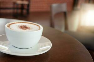 café copo do cappuccino dentro cafeteria dentro a esvaziar cafeteria sem pessoas. foto
