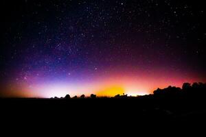 noite cenário com colorida e luz amarelo leitoso caminho cheio do estrelas dentro a céu. foto