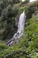 a cachoeira nepi cercada por vegetação