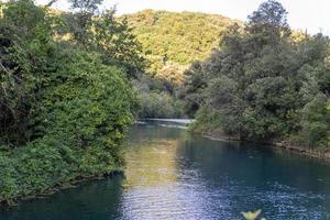 local rígido e característico para o rio com água azul
