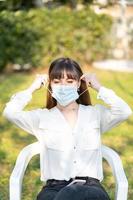 garota usando máscara médica causa cobiçado 19 foto
