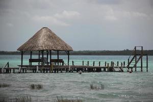 palapa en el muelle de la laguna de bacalar foto