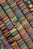 pulseiras peruanas feitas à mão em cusco, peru foto