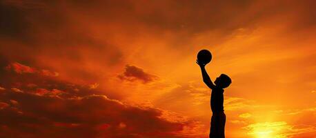 adolescente masculino jogando basquetebol às pôr do sol sombra com espaço para texto foto
