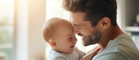 feliz pai às casa se beijando dele sorridente bebê foto