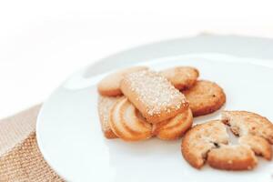 manteiga biscoitos dentro uma branco prato em uma branco fundo. foto