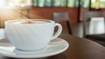 café copo do cappuccino dentro cafeteria dentro a esvaziar cafeteria sem pessoas. foto