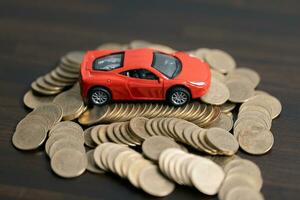 miniatura carro modelo e financeiro declaração com moedas. finança e carro empréstimo, salvando dinheiro para uma carro conceitos. carro empréstimo, dinheiro, nota de banco em acordo documento ou carro seguro inscrição forma. foto