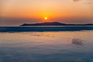 Visão a partir de infinidade piscina. lindo pôr do sol paisagem, seascape. céu e horizonte ao ar livre recorrer hotel natação piscina. luxo verão período de férias e feriado conceito, relaxante spa e calma natureza conceito foto