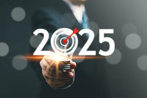 2025 o negócio planejamento, estratégia, criativo, idéia conceito. homem de negocios segurando lâmpada com 2025 o negócio ícone, Novo configuração meta, objetivo, alvo, meta, Novo anos resolução, o negócio marketing. foto