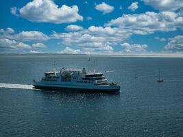 balsa barco flutuando aberto mar, transporte forro a partir de Dinamarca helsingor para Suécia helsinborg. foto