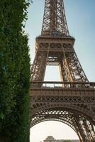 eiffel torre em uma ensolarado dia dentro Paris foto