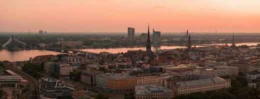 verão pôr do sol dentro riga, Letônia. aéreo Visão do riga, a capital do Letônia às pôr do sol. foto