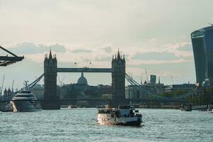 icônica ponte da torre conectando londres com southwark no rio Tamisa foto