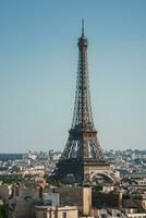 eiffel torre debaixo Claro azul céu foto