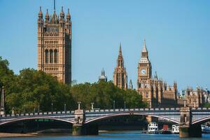 grande ben e Westminster ponte dentro Londres foto