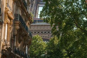 eiffel torre Visão a partir de ensolarado parisiense rua foto
