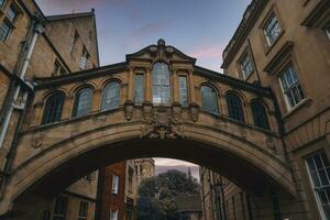 ponte do suspiros uma passagem aérea juntando dois partes do Hertford Faculdade foto