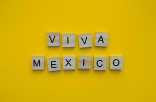 setembro 16, independência dia do México, Viva México, minimalista bandeira com a inscrição dentro de madeira cartas foto