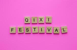 agosto 22, qixi festival, Duplo Sete festival, chinês dia dos namorados dia, minimalista bandeira com de madeira cartas foto