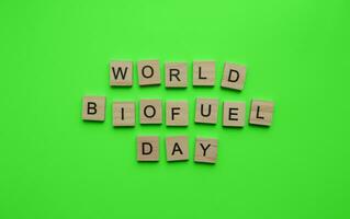 agosto 10, internacional biodiesel dia, mundo biocombustível dia, minimalista bandeira, inscrição dentro de madeira cartas em uma verde fundo foto