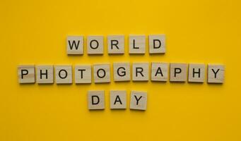 agosto 19, mundo fotografia dia, minimalista bandeira com a inscrição dentro de madeira cartas foto