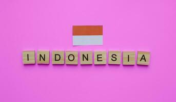 agosto 17, Indonésia independência dia, bandeira do Indonésia, minimalista bandeira com a inscrição dentro de madeira cartas foto