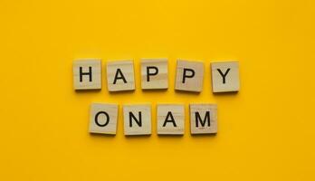 agosto 20-31, feliz onam festival, minimalista bandeira com a inscrição dentro de madeira cartas foto