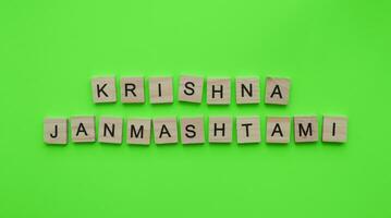 setembro 6, Krishna janmashtami, uma minimalista bandeira com a inscrição dentro de madeira cartas foto