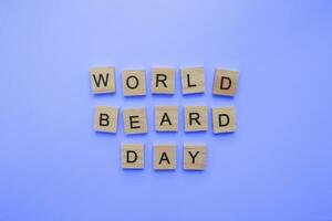 setembro 2, mundo barba dia, minimalista bandeira com a inscrição dentro de madeira cartas foto