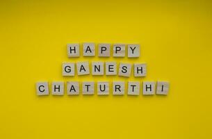 setembro 19, feliz ganesh Chaturthi, uma minimalista bandeira com a inscrição dentro de madeira cartas foto