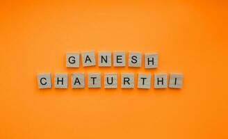em setembro 19, ganesh Chaturthi, uma minimalista bandeira com a inscrição dentro de madeira cartas foto