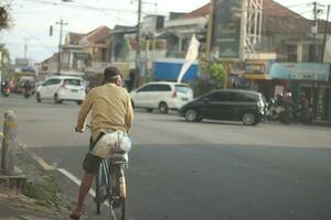 Magelang distrito, central Java, Indonésia - abril 21, 2023 -bicicletas em a rua dentro a cidade do Magelang foto