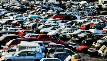 uma ampla grupo do carros dentro uma estacionamento muitos foto