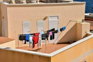 roupas secagem em a cobertura do uma construção foto