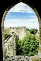 a Visão a partir de a arco para dentro uma pedra castelo foto