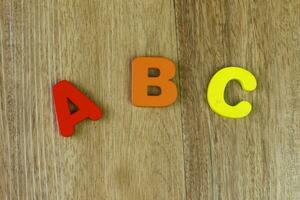 abc - crianças alfabeto Aprendendo conjunto em a de madeira fundo foto