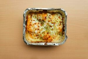 massa macaroni salsicha Keju ou massa Mac e queijo dentro a alumínio frustrar tigela em a de madeira fundo foto