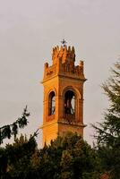 uma torre entre árvores foto