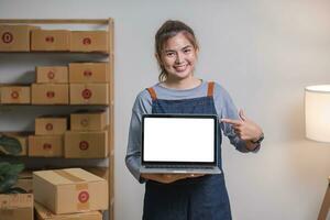 ásia sme o negócio mulher mostrando computador portátil esvaziar tela às casa escritório. retrato jovem ásia pequeno o negócio proprietário casa escritório, conectados vender marketing Entrega foto