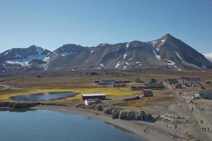 paisagem costeira perto de ny alesund em spitsbergen foto