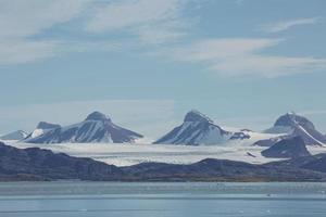 paisagem costeira perto de ny alesund em spitsbergen foto